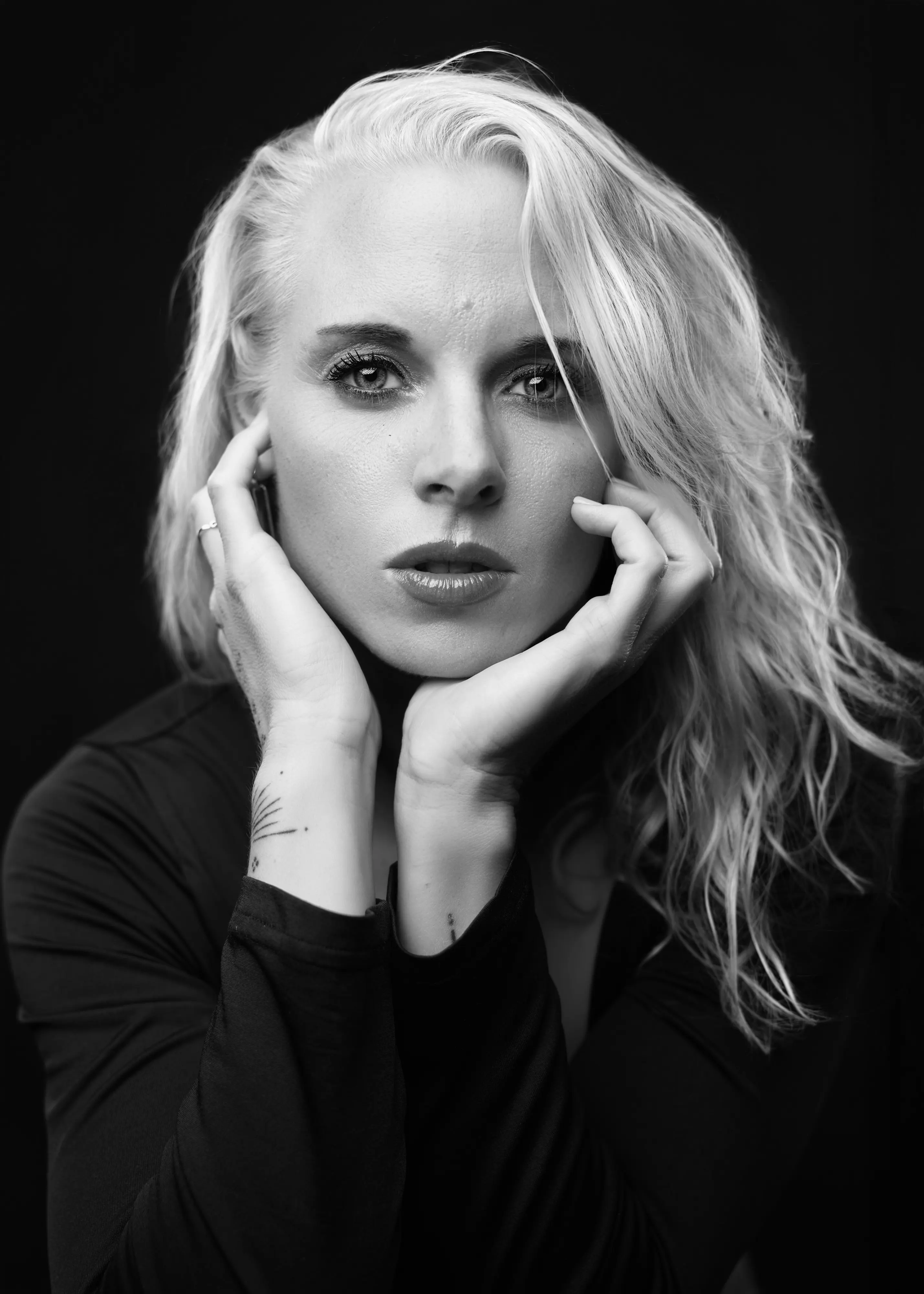 Portrait serré en noir et blanc réalisé au studio à Avignon, mettant en valeur le grain de peau naturel et l'intensité du regard, loin du lissage artificiel des IA