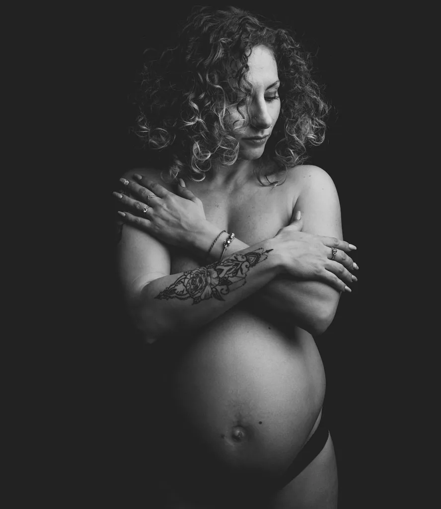 Photographe grossesse Avignon Elodie photo en noir et blanc