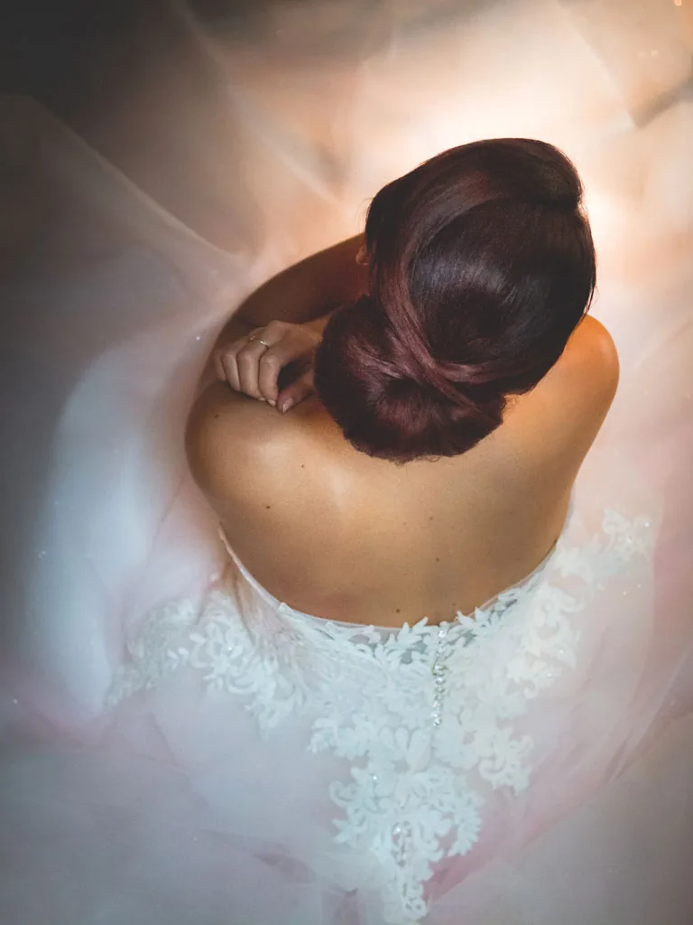 Photographe mariage, mariée avec belle robe et chignon 