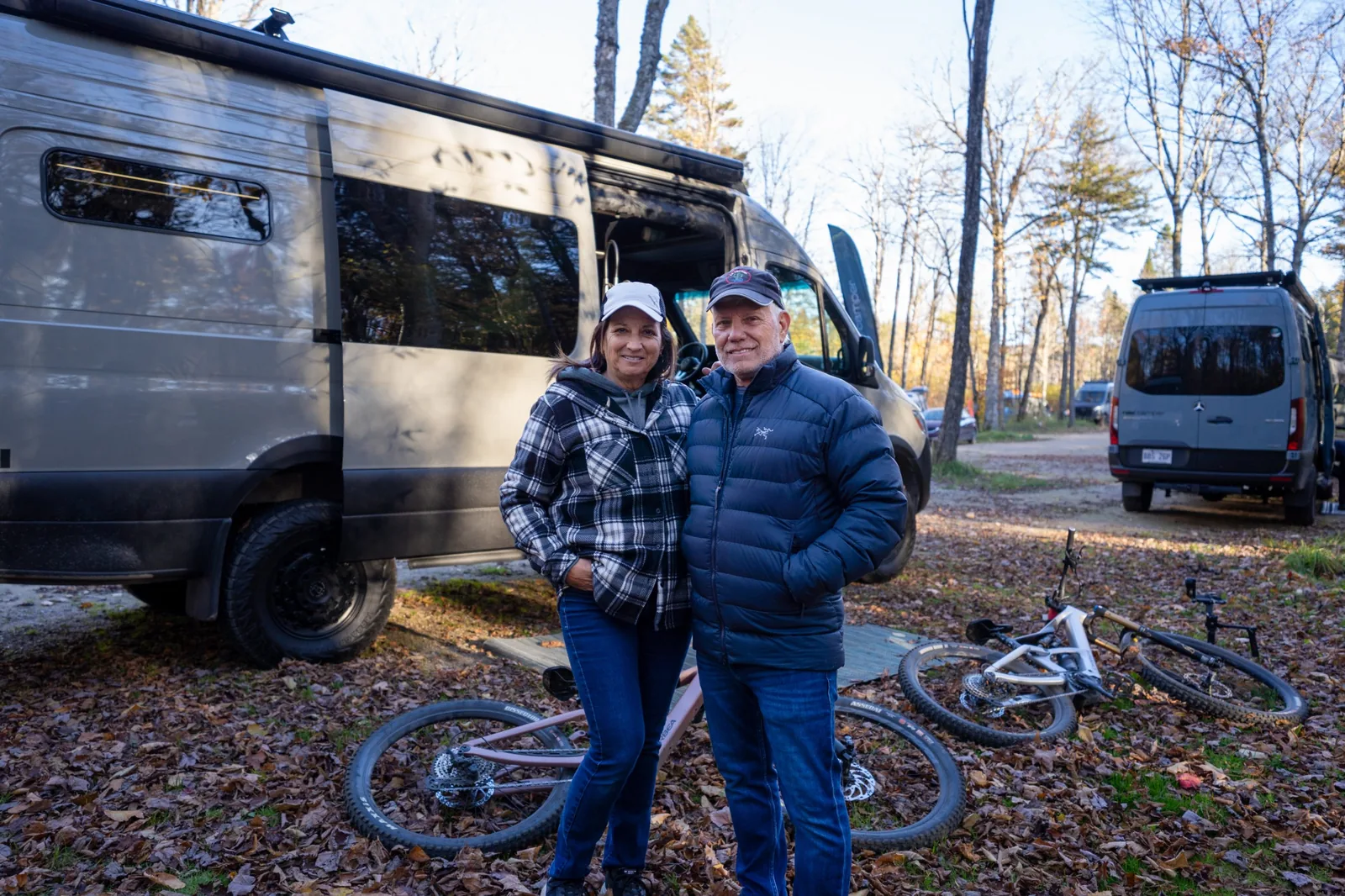 Daniel and Luce with their mountain bikes in front of their Nav Camper ONYX