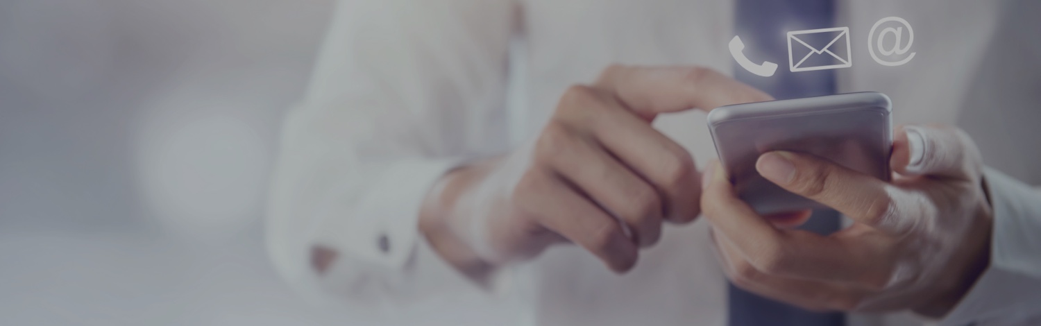 Business Mann mit Smartphone in der Hand und Kontakt Icons (Telefon, Mail, Adresse)