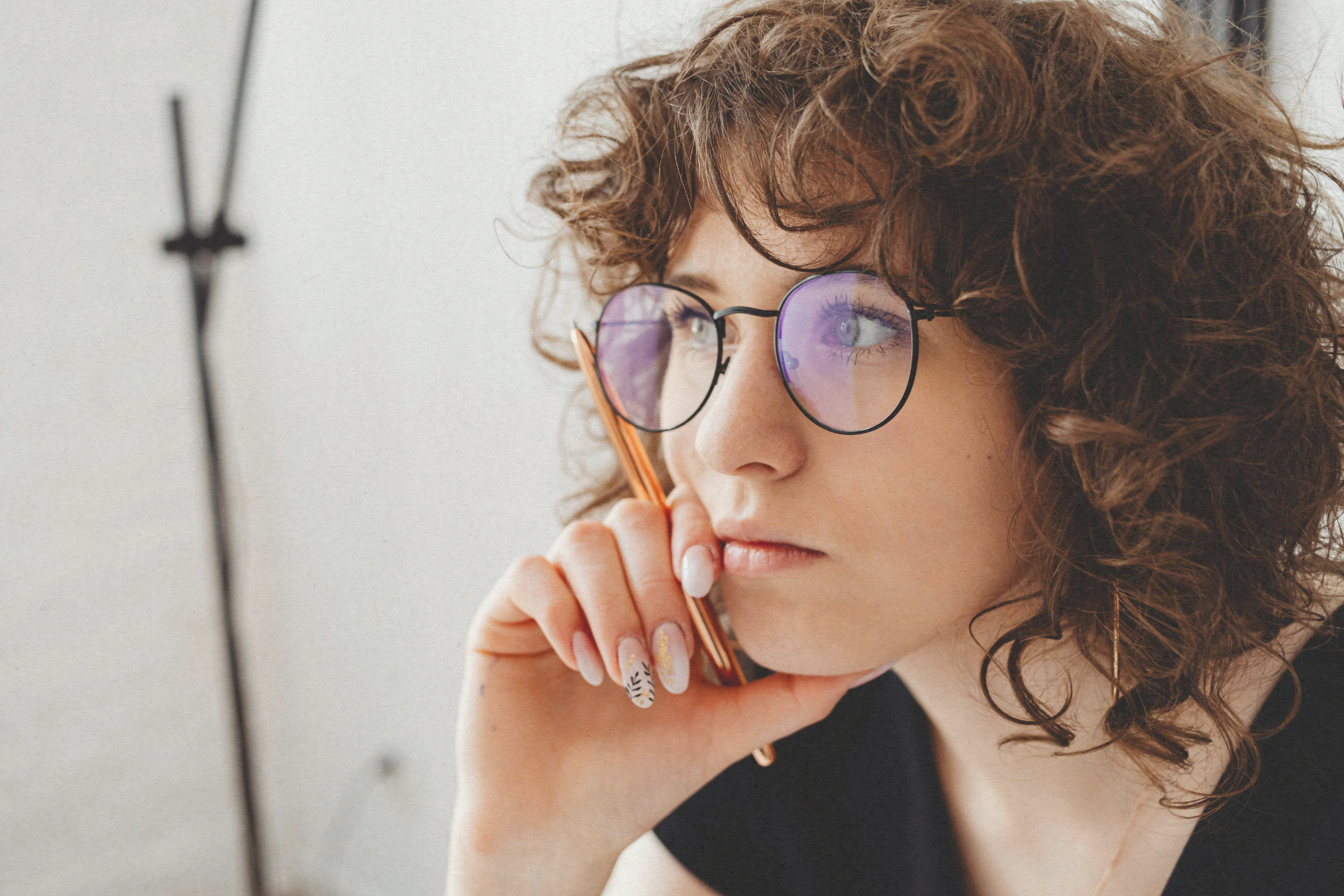 women looking at computer with glasses