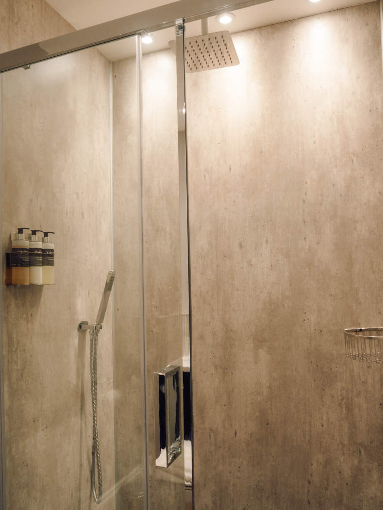 Calgary - an exquisitely appointed king-size room with gorgeous sea views 