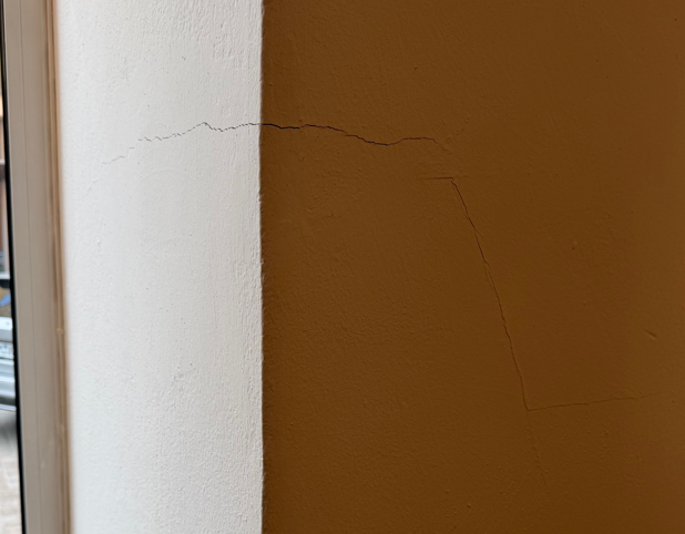 Riss im Eckbereich der Wand vor der fachgerechten Sanierung – Farben Bauer Zeitlarn