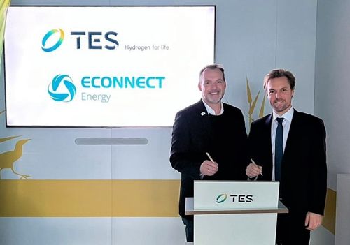 TES CTO Jens Schmidt and ECOnnect Energy CEO Morten Christophersen sign contract to enable fast-track energy import into Germany's Wilhelmshaven Port