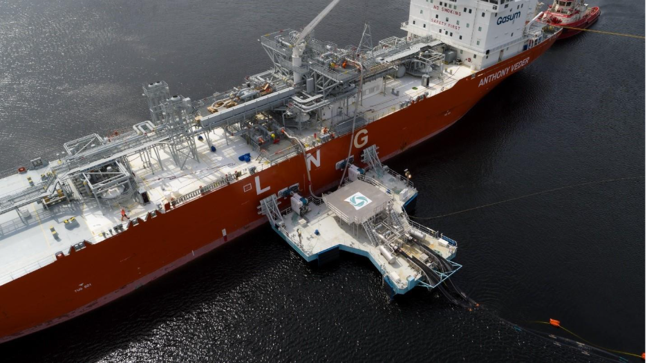 A large ship in the waterAI-generated content may be incorrect.