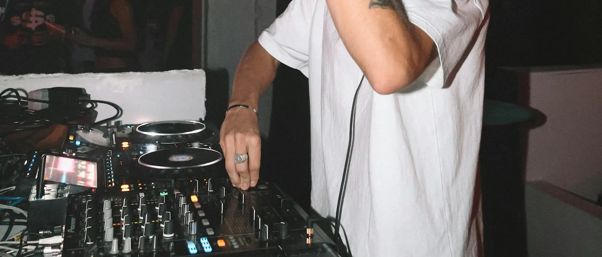 Person som jobbar som DJ kunde fakturera utan företag med Shoutly
