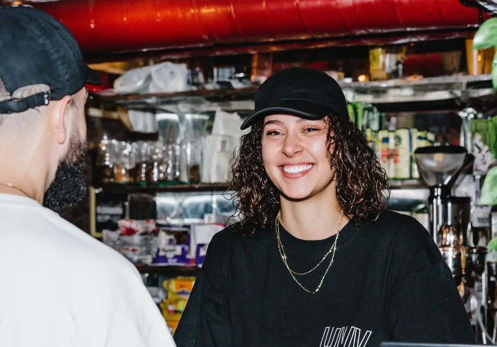 Person som jobbar på café får sin lön genom Shoutly