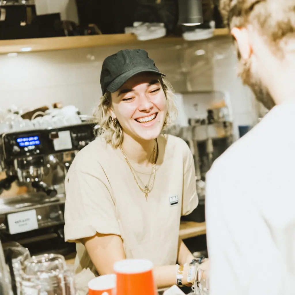 Person som frilansar fakturerar utan företag via Shoutly