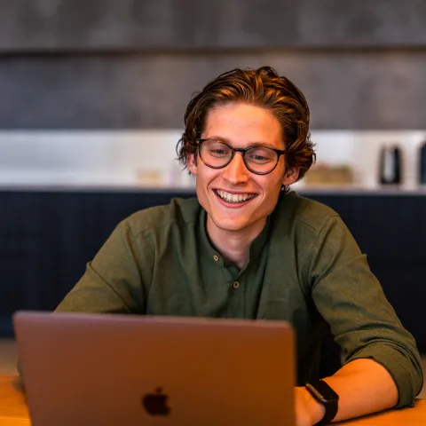 Marthijn achter laptop