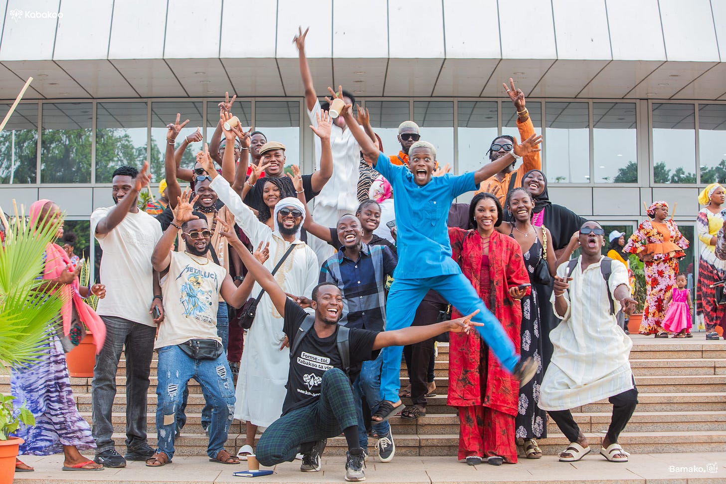 Peut être une image de 8 personnes, personnes qui sourient et people dancing