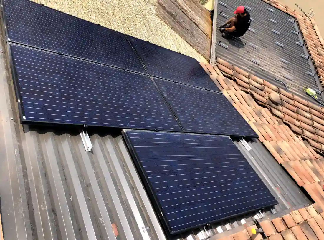 Photographie prise pendant la désinstallation de panneaux solaires.