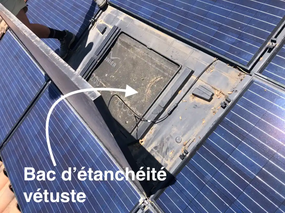 Photographie d'un bac d'étanchéité vétuste fixé sur le toit d'une maison. 