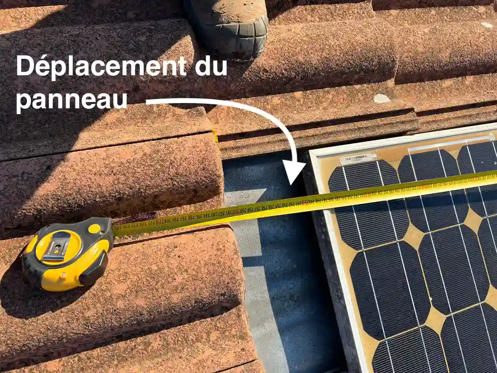 Photographie de la vérification d'une installation solaire qui fuit.