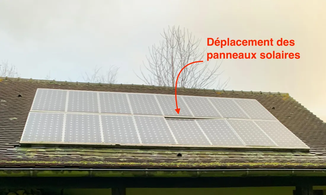 Photographie de panneaux solaires mal fixés sur une toiture de maison.