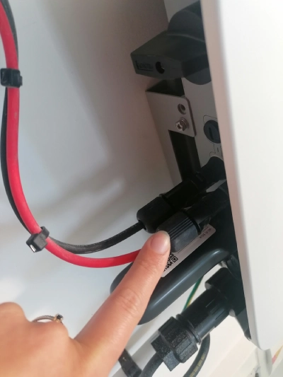 Câbles d'un onduleur solaire bien serrés.