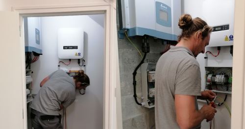 technicien assurant le dépannage d'un onduleur photovoltaïque.