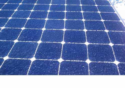 La grêle peut causer des dégâts sur un panneau solaire