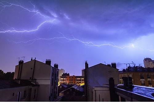 La foudre peut endommager vos panneaux photovoltaïques.