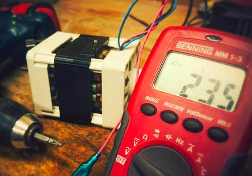 Les courants de fuite se détectent grâce à un multimètre.