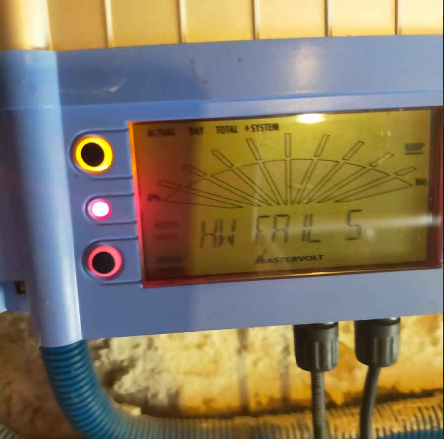 Code erreur HW FAIL 5 sur l'écran de l'onduleur Mastervolt.