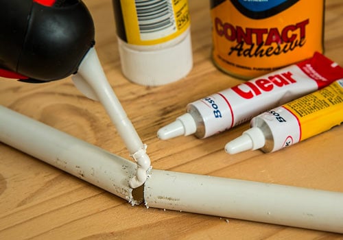 Quand vous avez une fuite sous panneaux solaires, évitez de bricoler vous-même