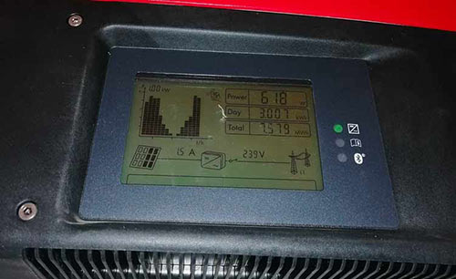 Si l'écran de votre onduleur solaire n'est pas allumé c'est qu'il ne produit plus.