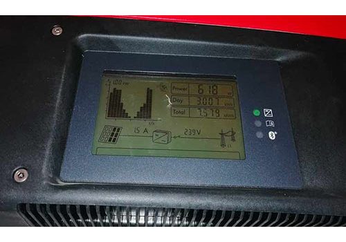 La première étape du paramétrage wifi de l'onduleur est sa mise en route.