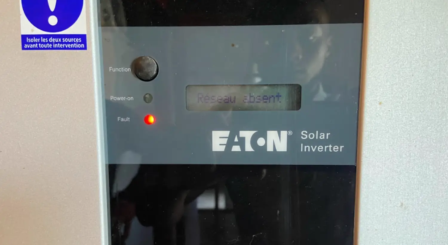 Photo de l'onduleur d'une cliente avec le voyant rouge fixe et le message erreur "réseau absent".