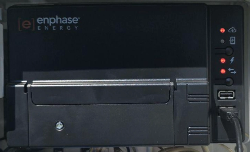 Photo d'un boitier enphase en défaut avec des voyants rouges.
