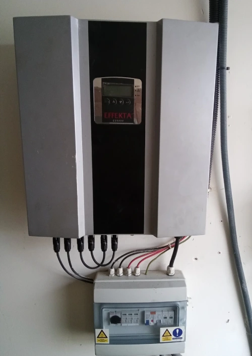 Onduleur solaire Effekta à l'arrêt.