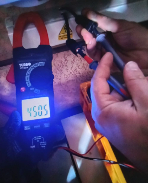 Prise de tensions pendant le diagnostic de panne de l'onduleur.