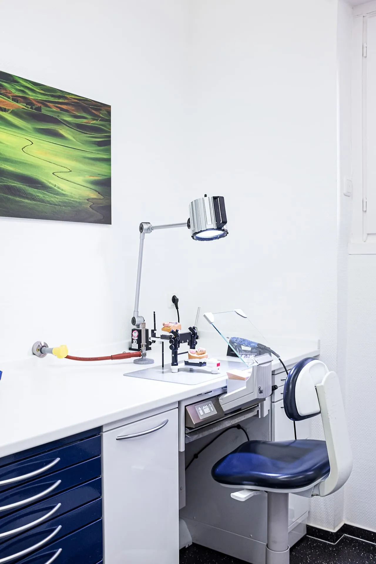 Moderner Arbeitsplatz im zahntechnischen Labor mit Zahnmodellen und Arbeitsgeräten.