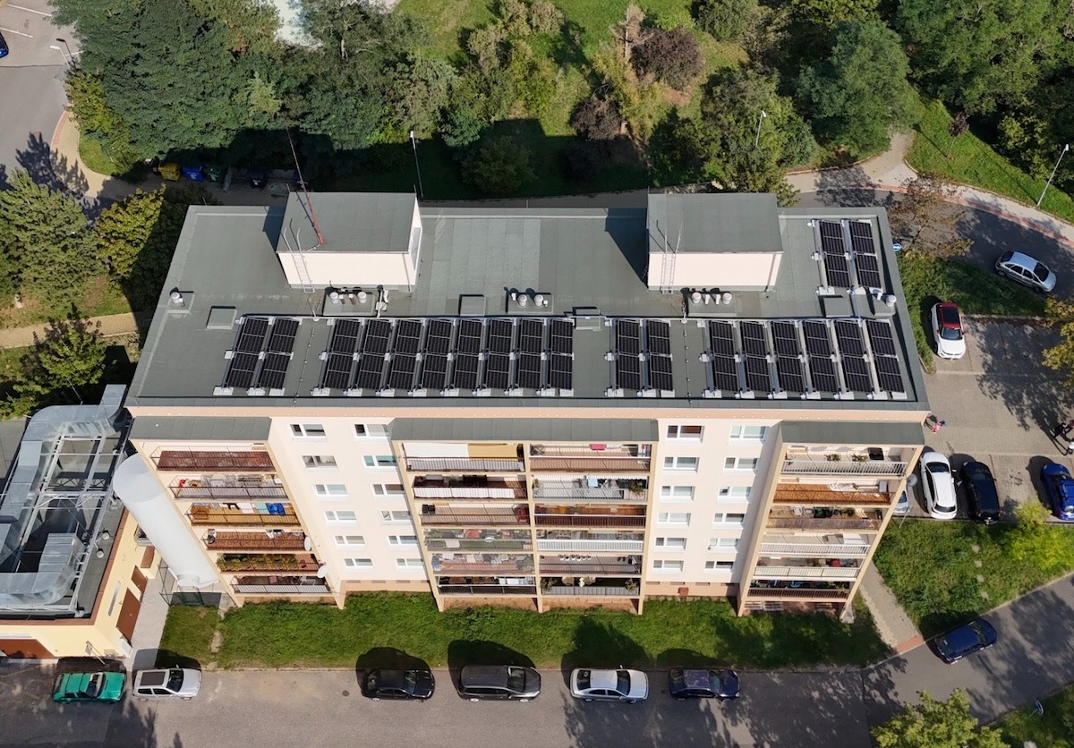 Ukázka fotovoltaiky pro bytové domy od Domy sobě – SVJ Rakovník. 