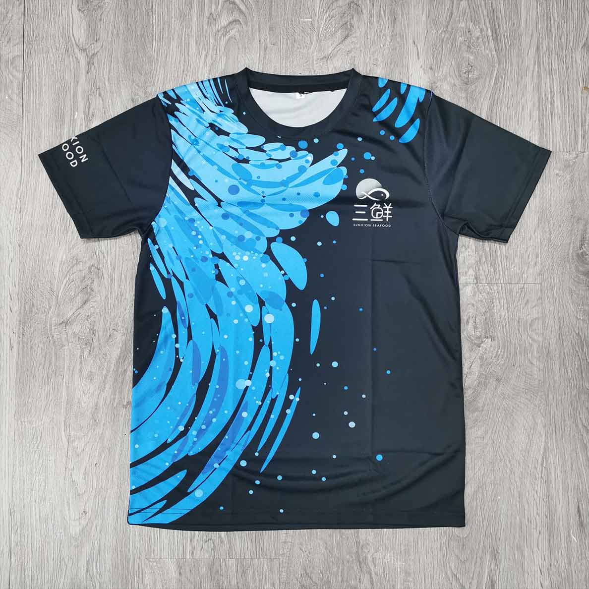 Presse à sublimation transférant un motif sur un textile polyester