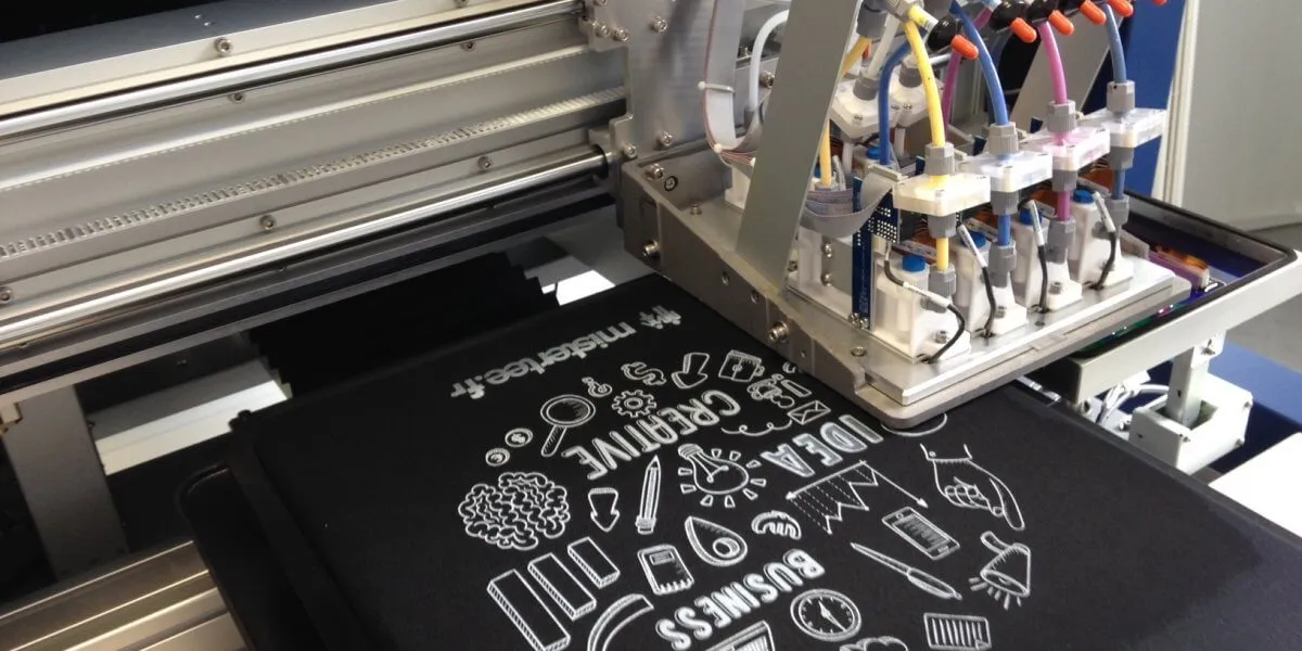 Machine DTG imprimant un motif couleur sur un t-shirt blanc