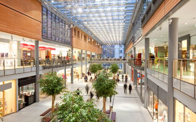 Affichage dynamique centre commercial : informer, orienter et animer