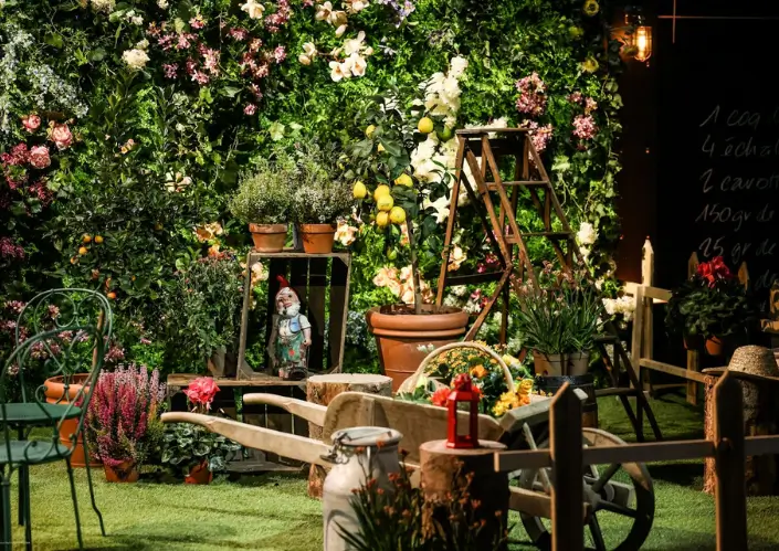 Salle pour accueillir des convives avec un plafond végétalisé