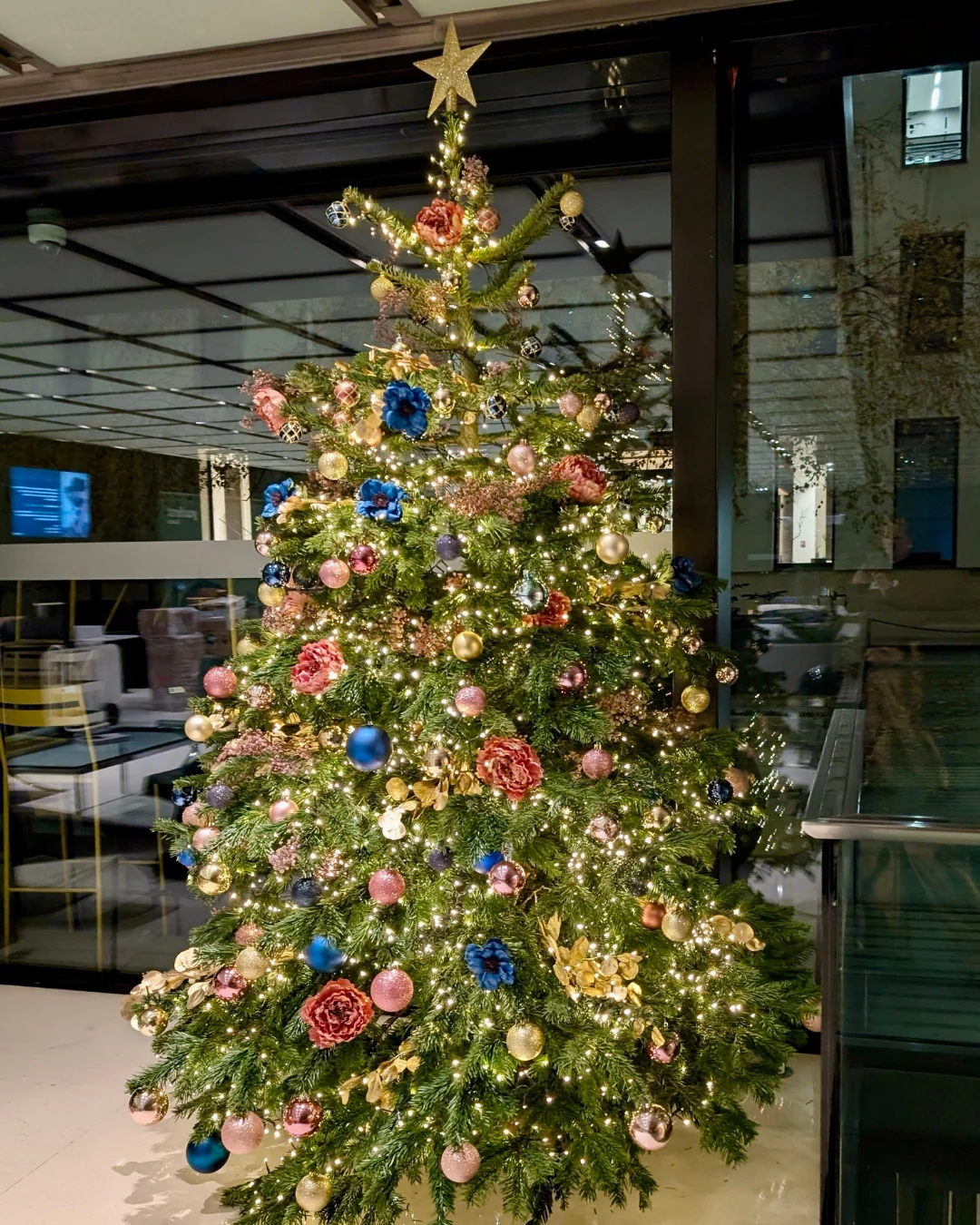 Sapin de Noël décoré sur mesure aux tons pastel avec fleurs et ornements