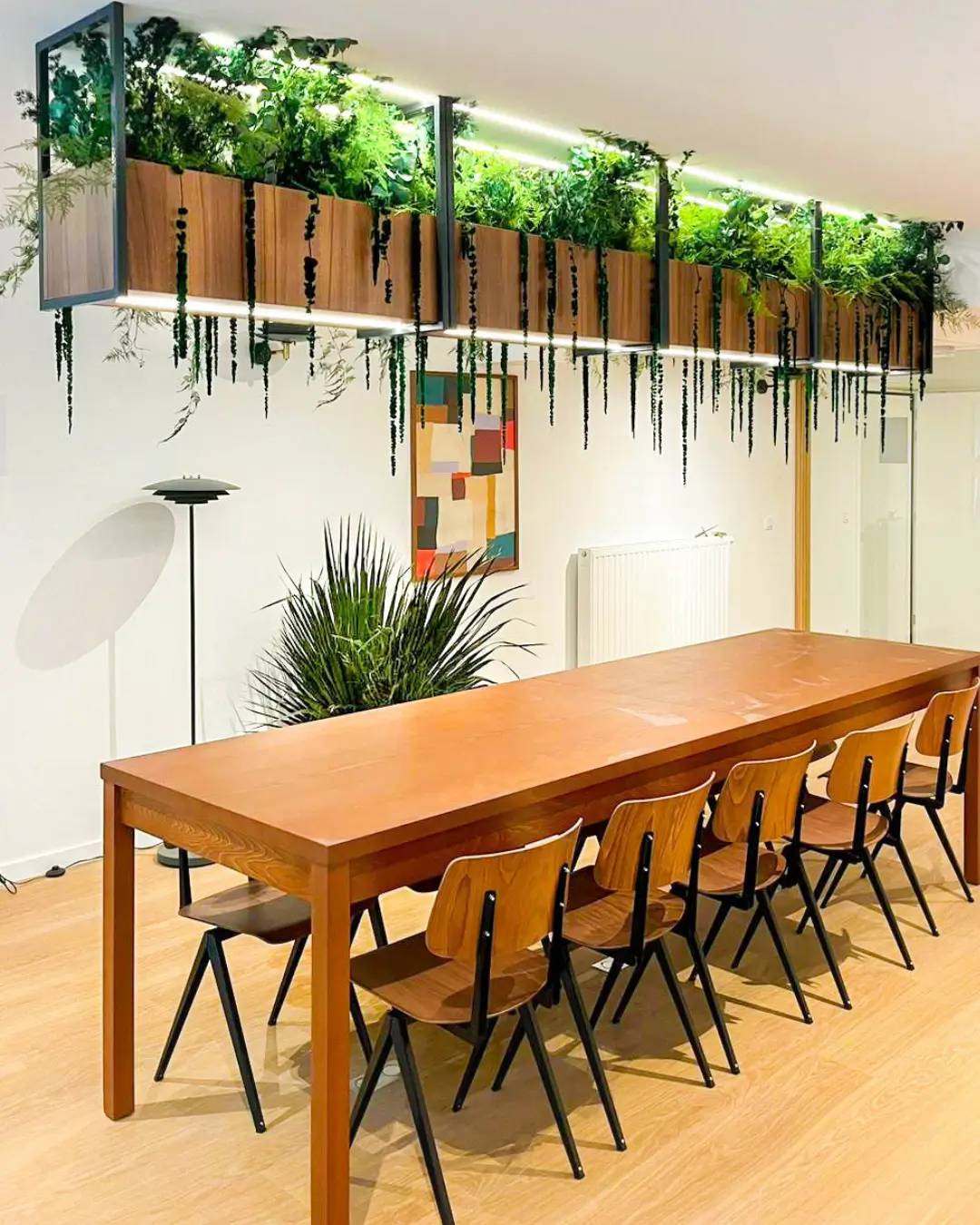 grande table en bois avec étagère végétalsié