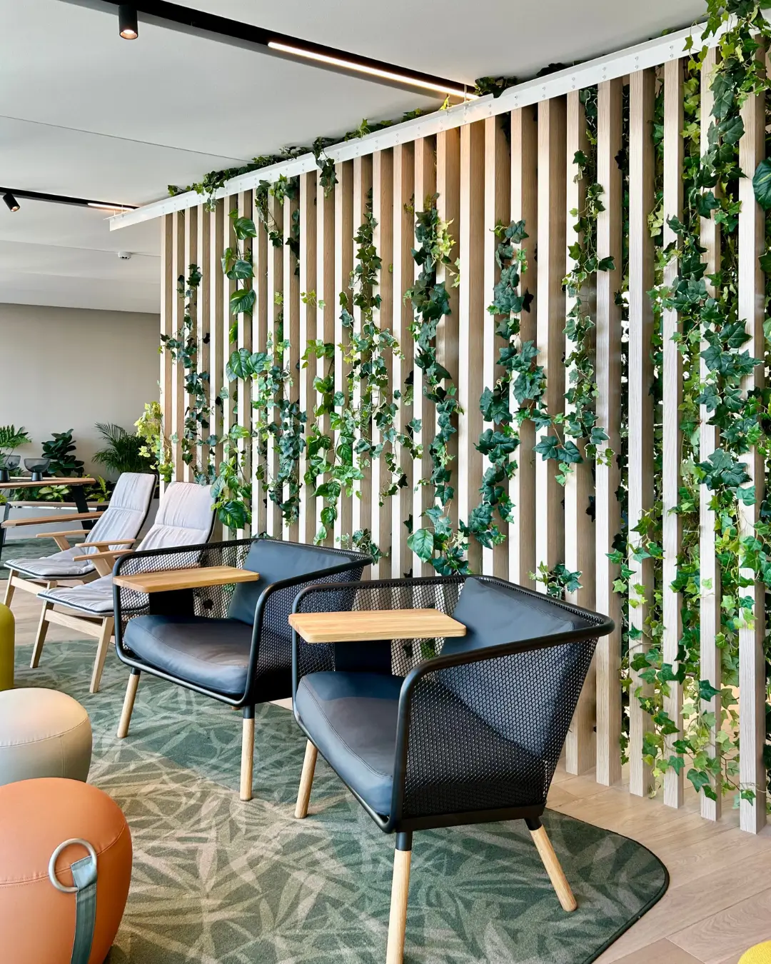 Mur en bois avec des lianes