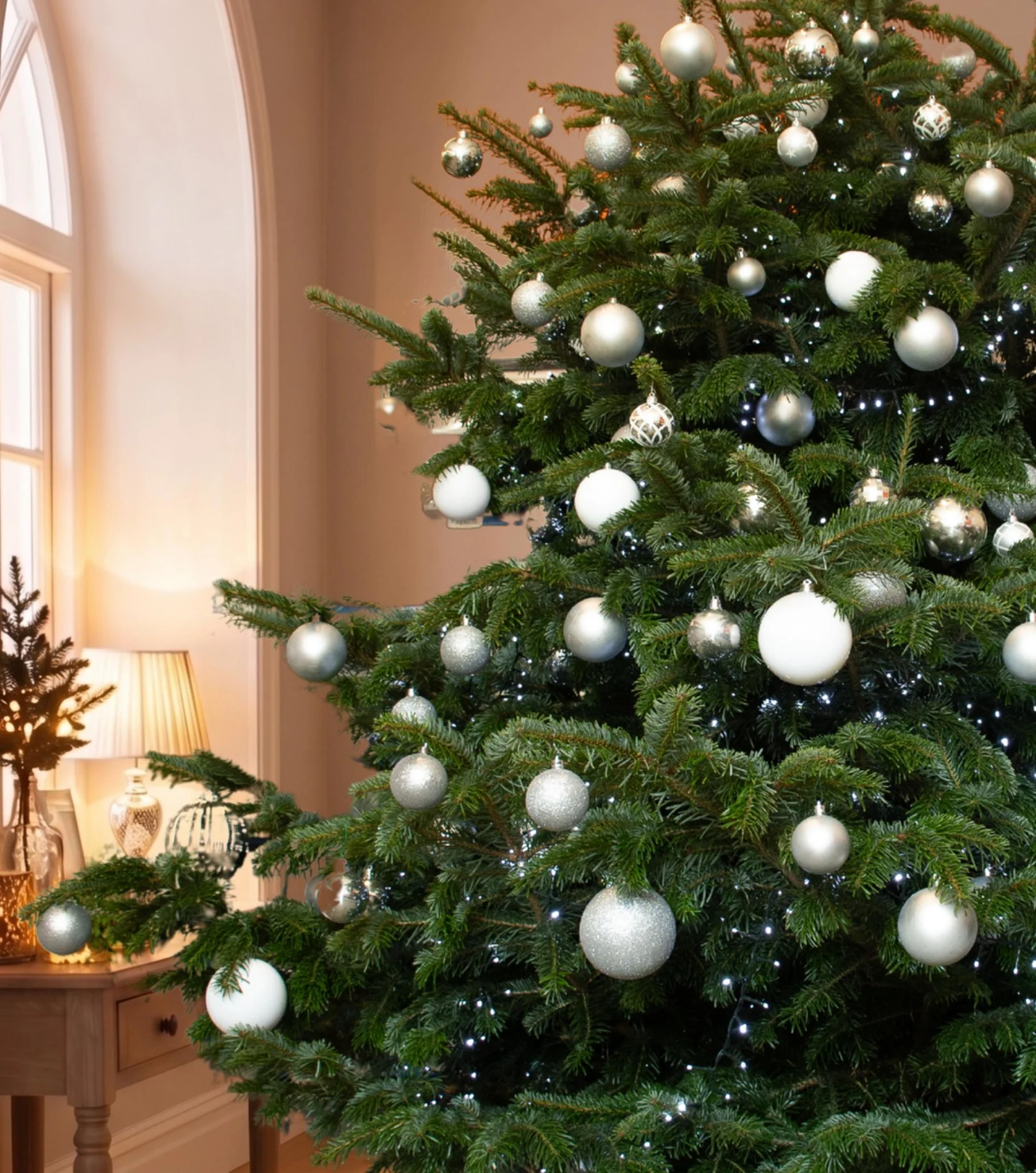 Sapin de Noël décoré dans l'univers blanc et argent