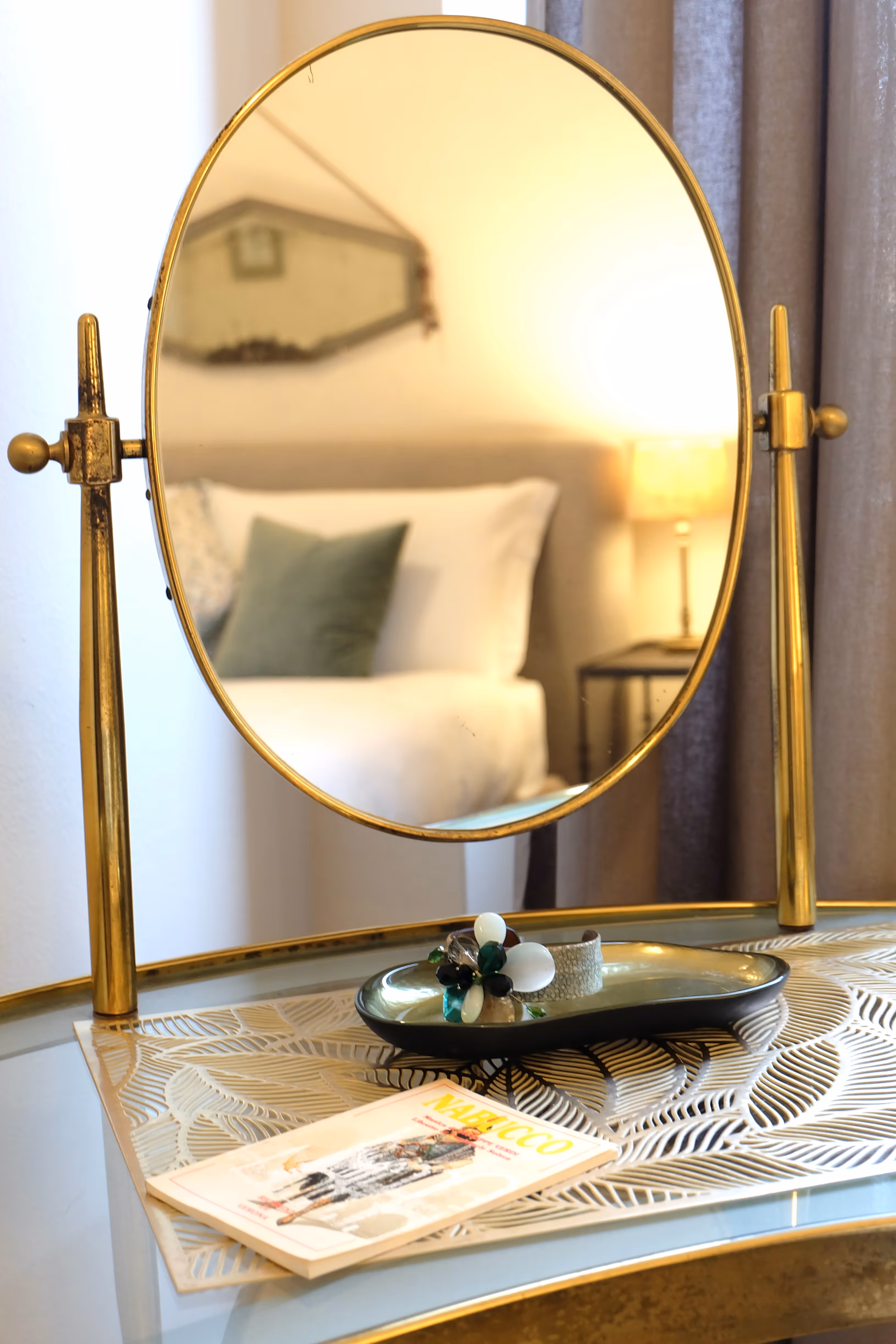 Dettaglio d’arredo con specchio in edificio ottocentesco