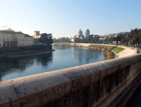 Curva dell’Adige vicino a Ponte Pietra nel centro storico di Verona