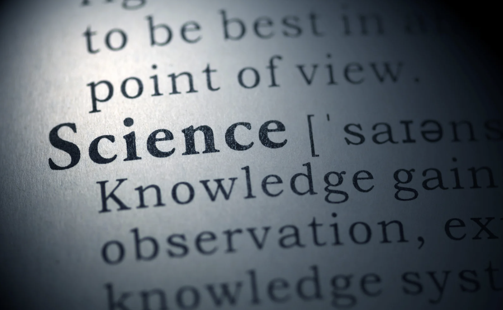 Das Wort „Science“ in einem Wörterbuch hervorgehoben – Symbolbild für kulturelle Vorurteile und Bias in der wissenschaftlichen Forschung.