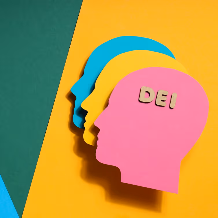 Das Wort ‚Prejudice‘ in einem Wörterbuch wird mit einem pinken Textmarker hervorgehoben – Symbol für unbewusste Vorurteile (Unconscious Bias) und die Bedeutung von Bewusstseinsbildung in eLearning-Trainings.
