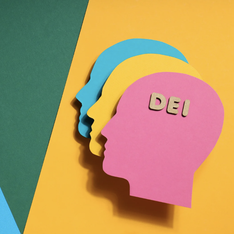 Das Wort ‚Prejudice‘ in einem Wörterbuch wird mit einem pinken Textmarker hervorgehoben – Symbol für unbewusste Vorurteile (Unconscious Bias) und die Bedeutung von Bewusstseinsbildung in eLearning-Trainings.