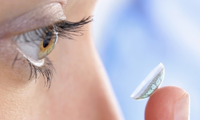 Personne manipulant une lentille