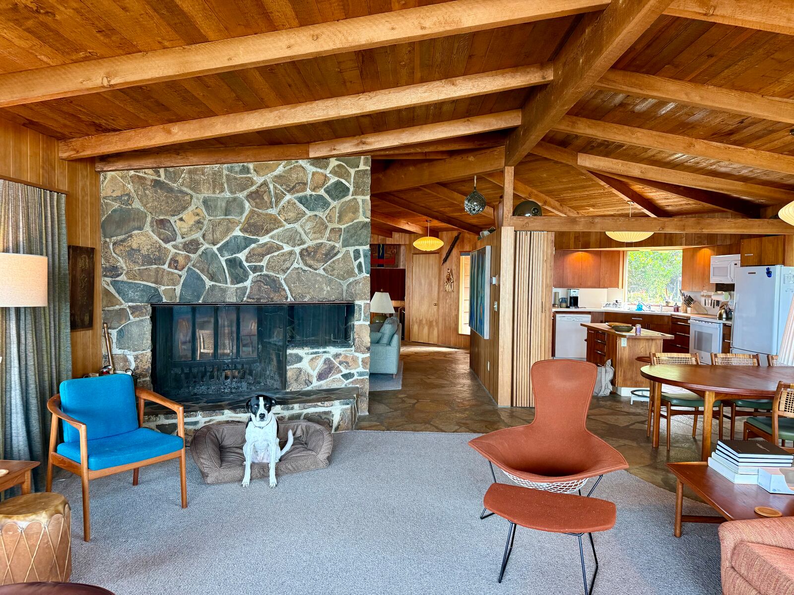 4 generations have celebrated holidays at this Oregon family’s midcentury beach house