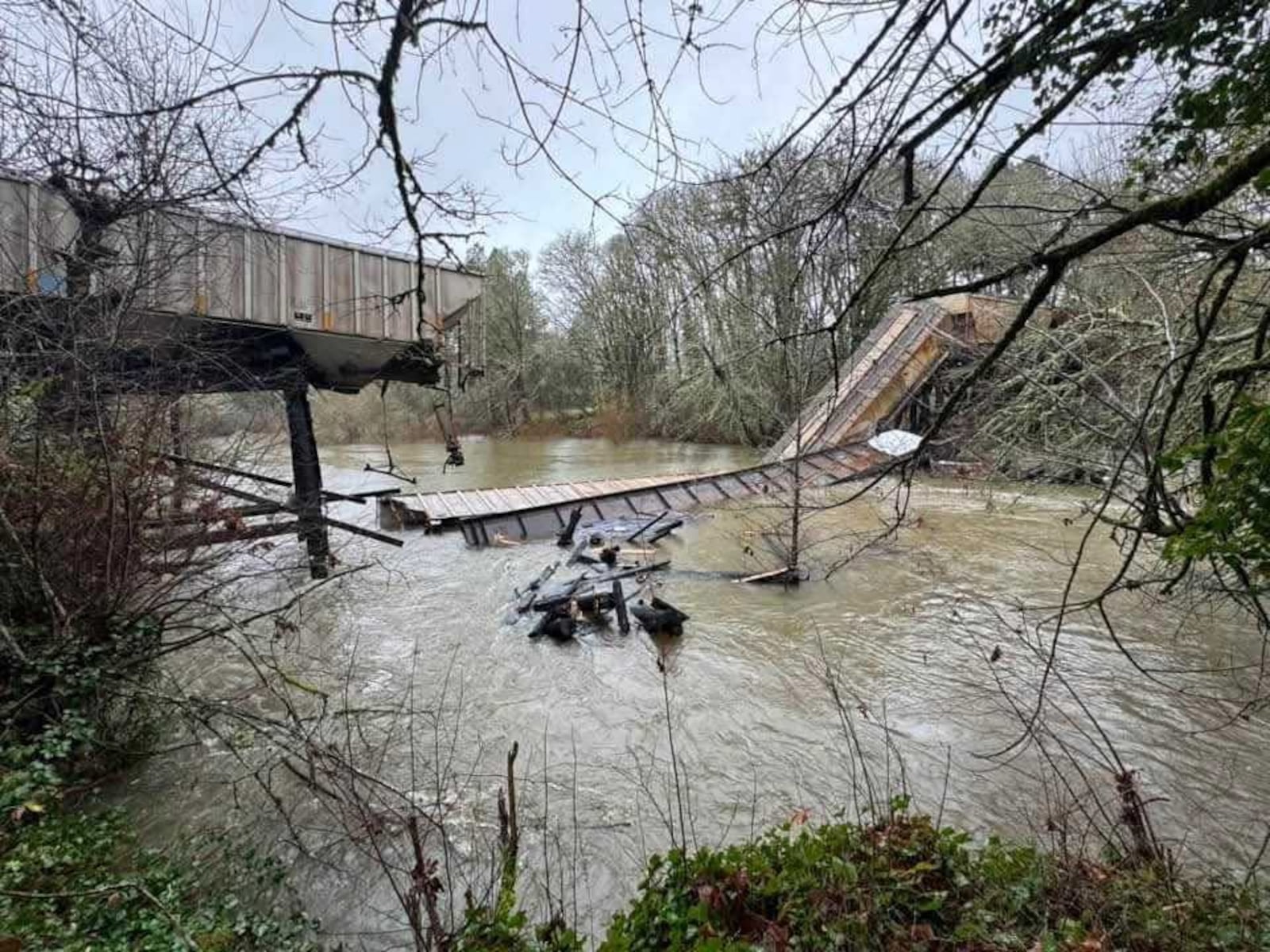 Railroad company appeals water pollution fine after train crash into Oregon river